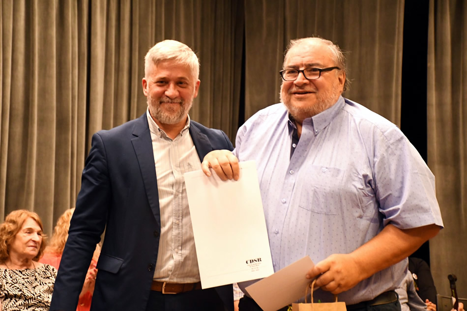 El Dr. Luis Eduardo Aguirre recibiendo el premio "Vecino Destacado 2024"